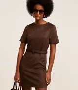 Vestido corto de gamuza color marrón, con cuello redondo, mangas cortas y cinturón con hebilla cuadrada.