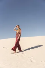 Pantalón palazzo color borgoña de lino, con cintura elástica y cordón ajustable.