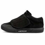 Zapatillas Airwalk modelo Stone Black, color negro, de diseño urbano y skater. Confeccionadas en gamuza y materiales resistentes, cuentan con una solapa con cierre de velcro que cubre los cordones y suela de goma texturizada con el logo de la marca en el lateral.