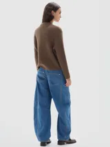 Polera de tejido de punto acanalado, con cuello subido y manga larga. Presenta un diseño al cuerpo con un pequeño bordado a tono en el frente.