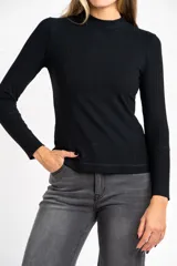 Polera negra de viscosa con cuello alto y mangas largas.