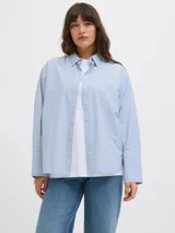Camisa de popelín blanca de manga larga con cuello clásico y cierre frontal de botones ocultos, de ajuste relajado y puños anchos.