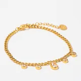 Pulsera de cadena de eslabones dorados con dijes colgantes de piedras de cristal en forma circular y una en forma de gota.