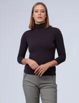 Polera negra de cuello alto y mangas 3/4, confeccionada en tejido elastizado.