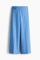 Pantalón sastrero de tiro alto con corte recto, pretina con cierre de botón y corchete oculto, bolsillo monedero con solapa y pliegues frontales.