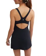 Vestido deportivo negro de corte ajustado, con escote cuadrado en el frente y tirantes anchos. La falda es corta y presenta un diseño envolvente o cruzado.