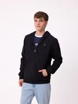 Canguro azul marino con capucha, cierre frontal, bolsillos tipo canguro y logo de la marca en el pecho.