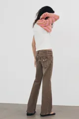 Jeans de tiro bajo con diseño bootcut y acabado flare en el bajo. Cuenta con cinco bolsillos, trabillas para cinturón y cierre frontal con cremallera y botón metálico.