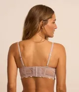 Soutien sin breteles color rosa viejo, con encaje floral rústico, copa hueca y cierre trasero.