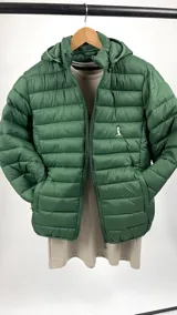 Campera puffer verde Benetton de nylon con capucha y logo de la marca en color arena.