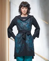 Túnica negra de gabardina de lana con capucha y estampado artesanal.