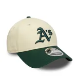 Gorro New Era modelo 9FORTY ajustable, con corona de color beige claro y visera de color verde oscuro. Presenta bordado frontal con el logo estilizado "A's" de los Oakland Athletics en color verde oscuro.