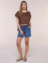 Short de denim azul con pretina, pasadores, bolsillos frontales y traseros, y botón. Incluye un cinturón trenzado de cuero marrón.