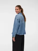 Campera de denim oversize de color celeste, modelo estilo shacket, con cuello clásico, cierre frontal con botones metálicos y amplios bolsillos delanteros.