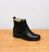 Botinetas de cuero azul marino, con diseño de doble cierre lateral y talón con textura en relieve tipo cocodrilo. Cuentan con taco bajo y suela de goma.