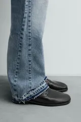 Zapato de vestir tipo derby, color negro, fabricado en piel con horma cuadrada y suela con ligero tacón.