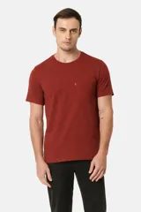 Remera de manga corta color ladrillo, con cuello redondo y bolsillo en el pecho.