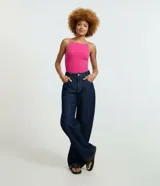 Blusa fucsia sin mangas confeccionada en algodón y elastano, con escote halter recto y tirantes finos elásticos.