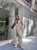 Conjunto de dos piezas compuesto por un top sin mangas de corte ajustado y un pantalón de pierna ancha con cintura elástica y cordón ajustable, confeccionado en tejido morley con textura de líneas finas.