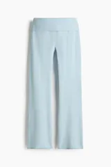 Pantalón de yoga de punto suave, con diseño de piernas levemente acampanadas y cintura estándar con panel ancho doblado en punto acanalado.