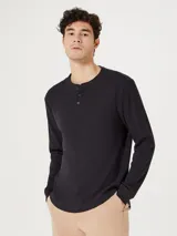 Camiseta de manga larga con cuello henley y cierre frontal de tres botones, confeccionada en tejido de textura waffle.