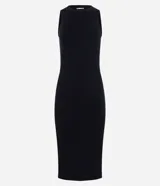 Vestido midi color beige, confeccionado en tejido de punto acanalado, sin mangas y de corte ajustado.