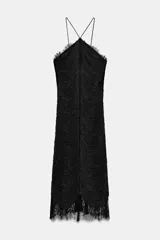 Vestido largo negro de la ZW Collection Limited Edition con cuello halter, espalda descubierta, detalle de flecos texturizados en toda la prenda y terminación de encaje en el bajo. Cuenta con cierre lateral con cremallera oculta.