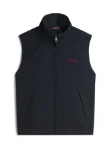 Chaleco azul marino Tommy Hilfiger de cuello alto, con cierre de cremallera frontal, bolsillos laterales de ojal y logo de la marca bordado en rojo en el pecho.