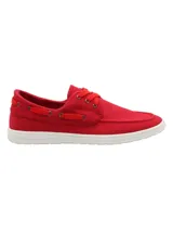 Zapatilla estilo náutico confeccionada en lona de algodón color rojo, con cordones al tono y suela de goma blanca.