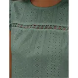 Blusa de tela broderie color negro, con cuello redondo, mangas cortas con volados y detalle de calado horizontal en la parte superior del pecho.