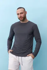 Remera de manga larga color gris.