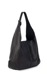 Cartera tipo shopper de símil cuero color beige, con diseño espacioso, doble asa de hombro y monedero desmontable a tono incluido.