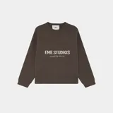 Sweater de punto grueso color marrón oscuro, con corte cuadrado y ligeramente corto. Presenta cuello redondo, puños y ruedo acanalados, y el logo de la marca Eme Studios junto a la frase 'curated by ben ice' en jacquard color crema en el frente.