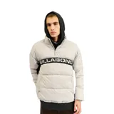 Campera tipo anorak puffer de color gris, con cierre frontal parcial, cuello alto y capucha. Presenta una franja horizontal negra en el pecho con el logo de la marca estampado en blanco. Incluye bolsillos laterales y elásticos ajustables en la cintura.