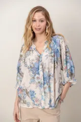 Camisa estampada de algodón y lino, con cuello en V, mangas anchas y puños con elástico.