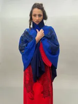 Ruana de lana merino tejida, teñida y estampada, con cuello plisado en fieltro de lana merino.