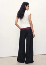 Camiseta de algodón de corte recto, con cuello redondo y mangas cortas con dobladillo.