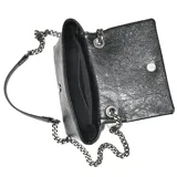 Cartera bandolera negra de cuero sintético con cadena metálica y logo VM en el frente.