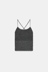 Top crop de tejido de punto con hilo metalizado, diseño de cuello halter y tiras finas cruzadas en la espalda.