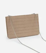 Cartera bandolera pequeña de estructura rígida, confeccionada en poliuretano con textura de piel de cocodrilo. Cuenta con una correa fina de cadena metálica plateada y cierre mediante botón a presión.