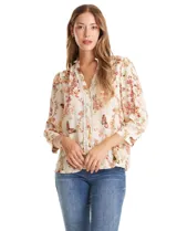 Blusa de gasa con estampado floral y de mariposas, color beige. Presenta cuello a la base fruncido, escote en V con aplique de puntilla vertical en la parte delantera y cierre central con botones forrados. Posee mangas tres cuartos con puños abotonados.