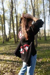 Maxi cardigan negro de lana merino con bordado floral a mano.