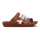 Sandalias de cuero color suela y marrón, con diseño de tres tiras cruzadas en el empeine y tira ajustable con velcro en el talón. Cuenta con suela plana y cómoda.