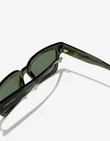 Lentes de sol unisex Hawkers X Pierre Gasly, con montura cuadrada color verde oscuro y lentes polarizadas color verde oscuro.