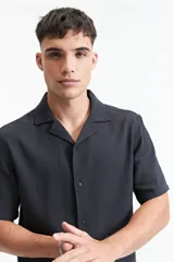 Camisa de manga corta color crema con textura, cuello clásico y calce regular.