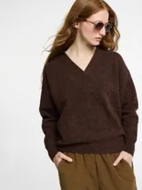 Sweater de punto color marrón oscuro, con cuello polo y escote en V, manga larga y puños y ruedo ajustados.