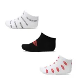 Pack de tres pares de medias cortas con estampados variados, incluyendo diseño de besos en rojo y patrón de texto "XOXO".
