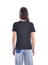 Remera negra de manga corta, cuello redondo y corte clásico.