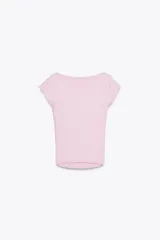 Camiseta ajustada de rib con cuello barco y manga corta, con diseño de rayas horizontales en blanco y negro.