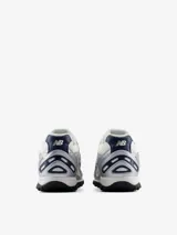 Championes New Balance modelo U204LPC, de estilo inspirados en el running de los años 2000, con capellada de malla blanca y superposiciones metalizadas plateadas con detalles en azul marino.